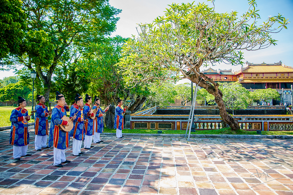 Royal court music is performed in an accessible way to tourists 