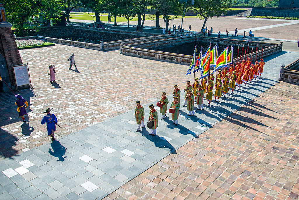 Acting out the Guard Change Ceremony to serve tourism