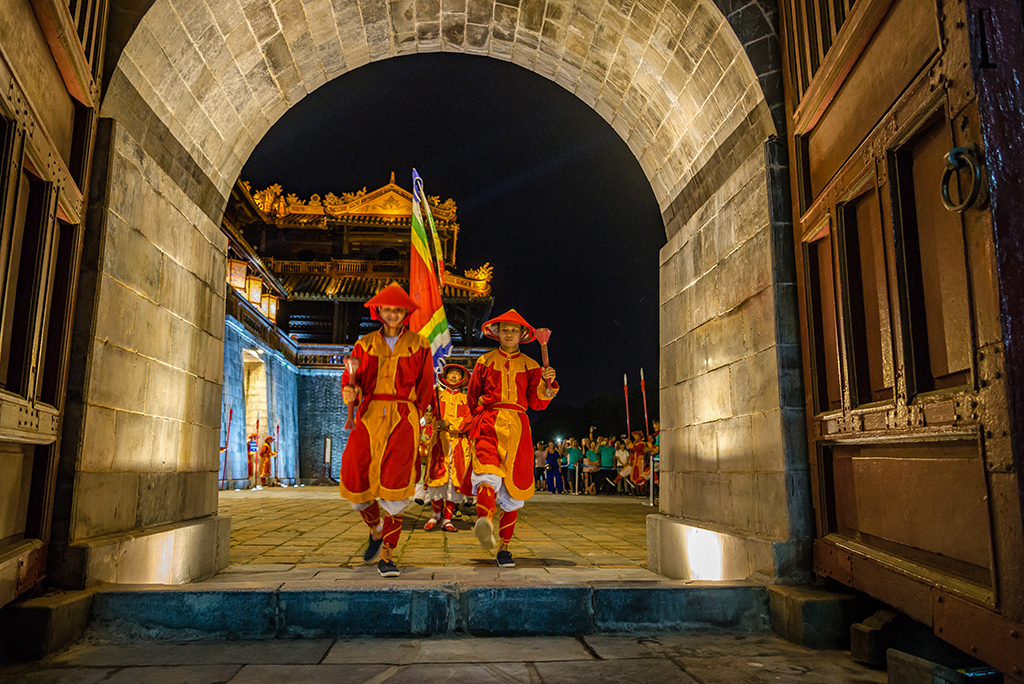 Reenacting festivals in the ancient royal space