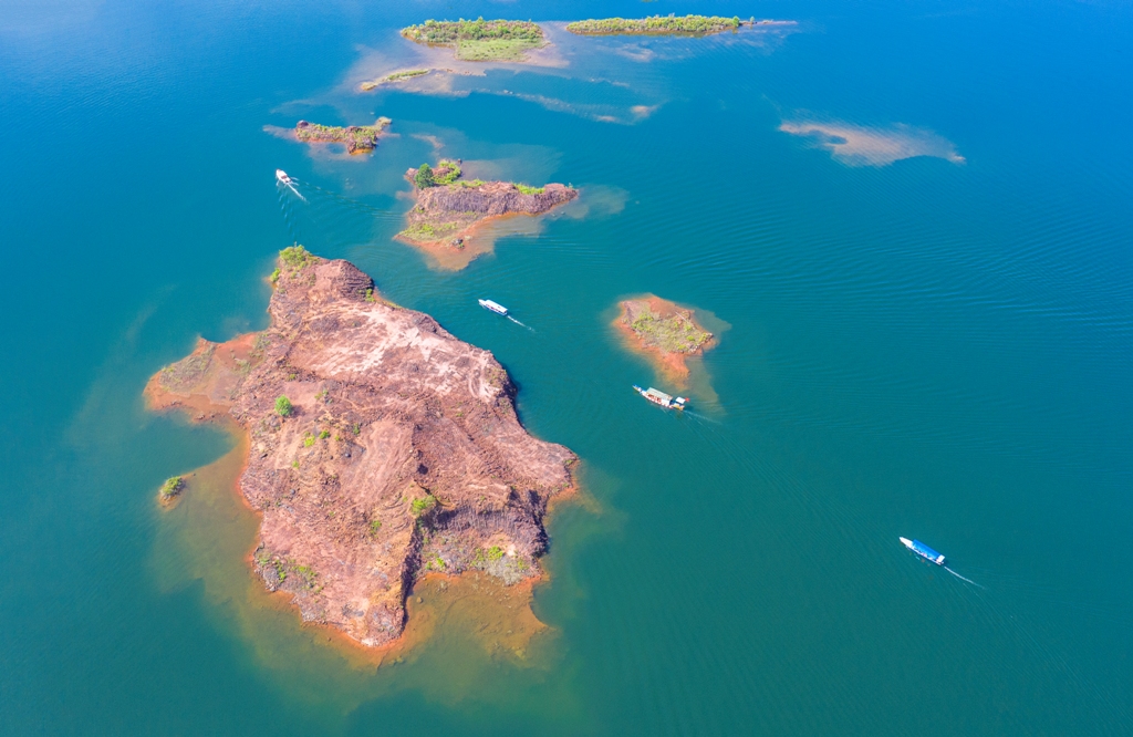 Many boats taking visitors from Thuy Tien lake to the Fairy stream. In this angle of view, Nong Thanh Toan claimed it