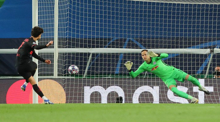 Joao Felix dứt điểm hiểm hóc từ chấm đá phạt