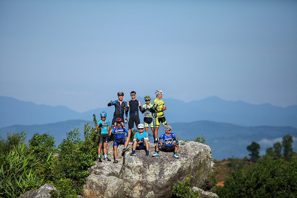 Conquering Mount Hon Vuon is the challenge that the young people are determined to win