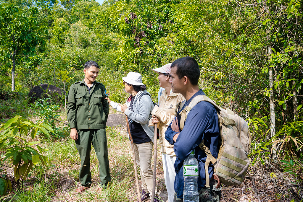 To ensure the safety and forest protection, it’s required to register with the management authority before starting the trip of climbing Mount Kim Phung