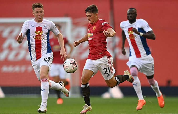 bị các hậu vệ của Palace chăm sóc quá kỹ lưỡng 