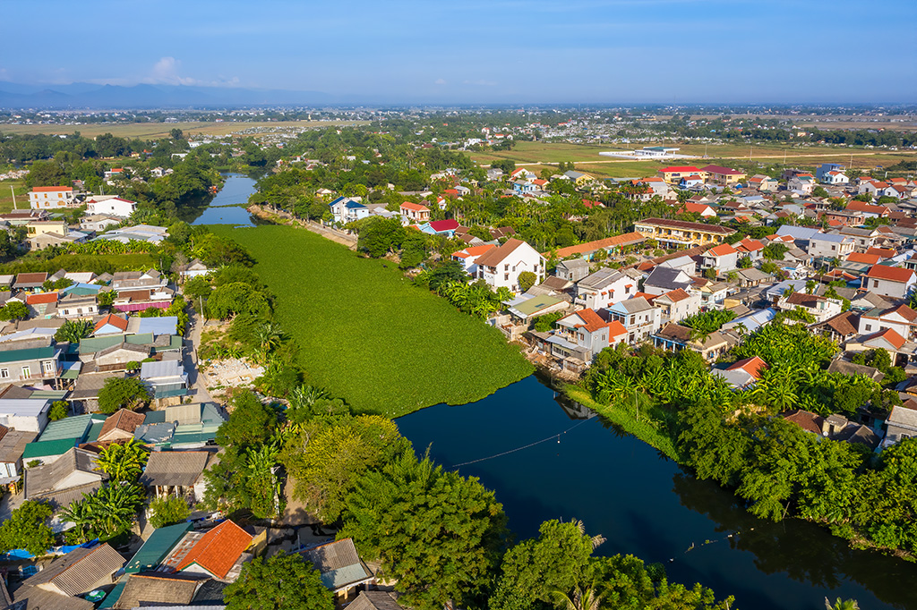 Chairman Phan Ngoc Tho and the authorities, and local officers doing the survey to check and inspect the situation of Pho Loi river and Moc Han, Phu Khe canal.