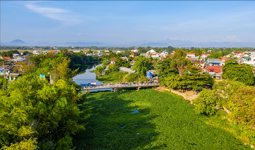 Chairman Phan Ngoc Tho and the authorities, and local officers doing the survey to check and inspect the situation of Pho Loi river and Moc Han, Phu Khe canal.