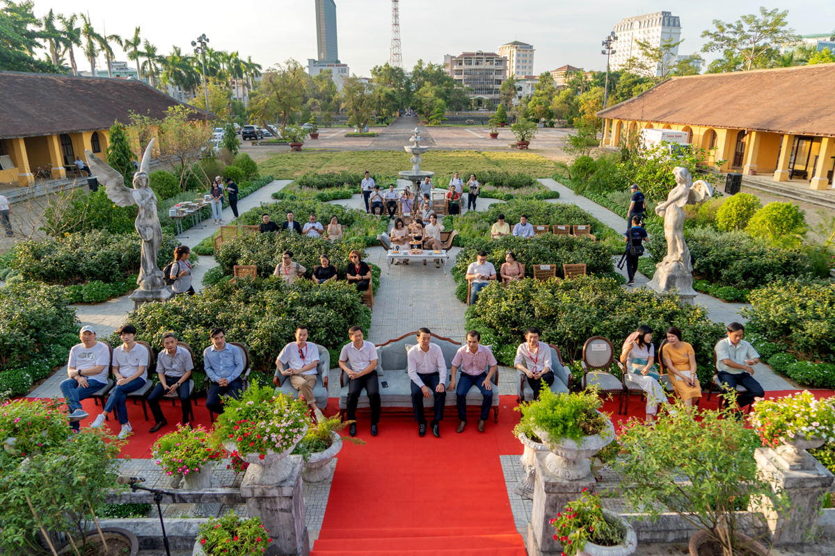 Guest participating in the ceremony to hand over Bach Tra Vien to Hue Monuments Conservation Center