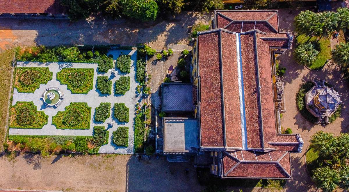 Bach Tra Vien is constructed on a 500m2 area behind the precinct of An Dinh Palace