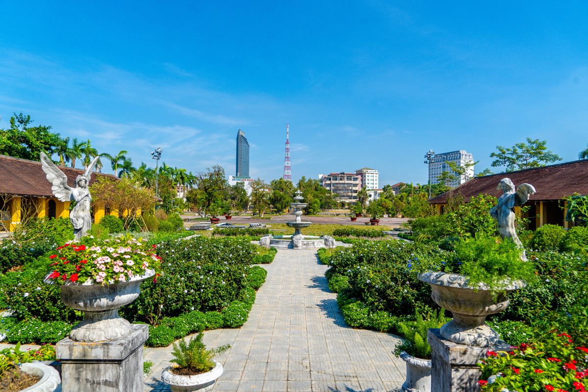 An enchanting combination of European and Asian classic architectures bring into this place a unique beauty