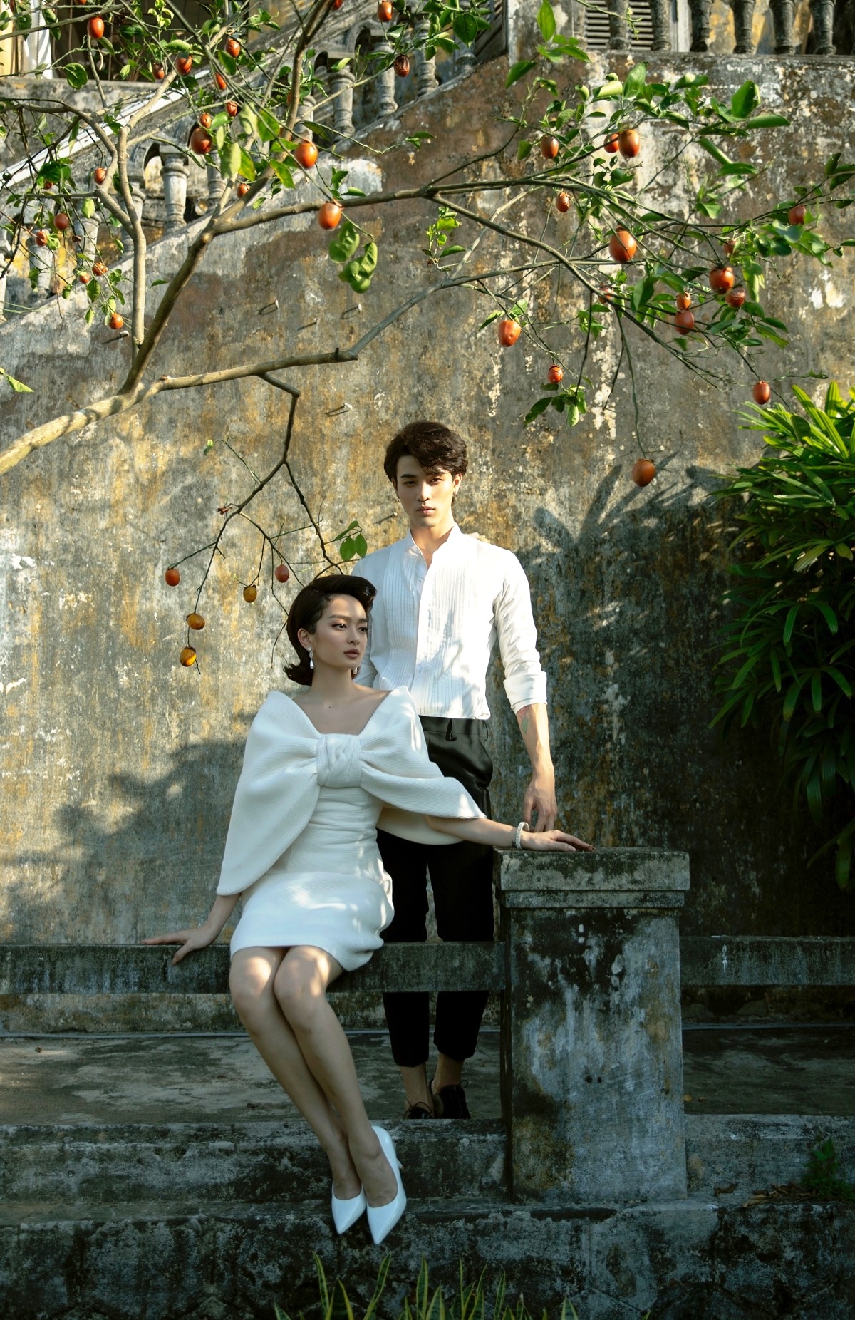 In addition to white camellia, the typical fruit trees of Hue such as persimmon trees, lemon trees, and Thanh Tra pomelo trees, etc., are also put into the film background