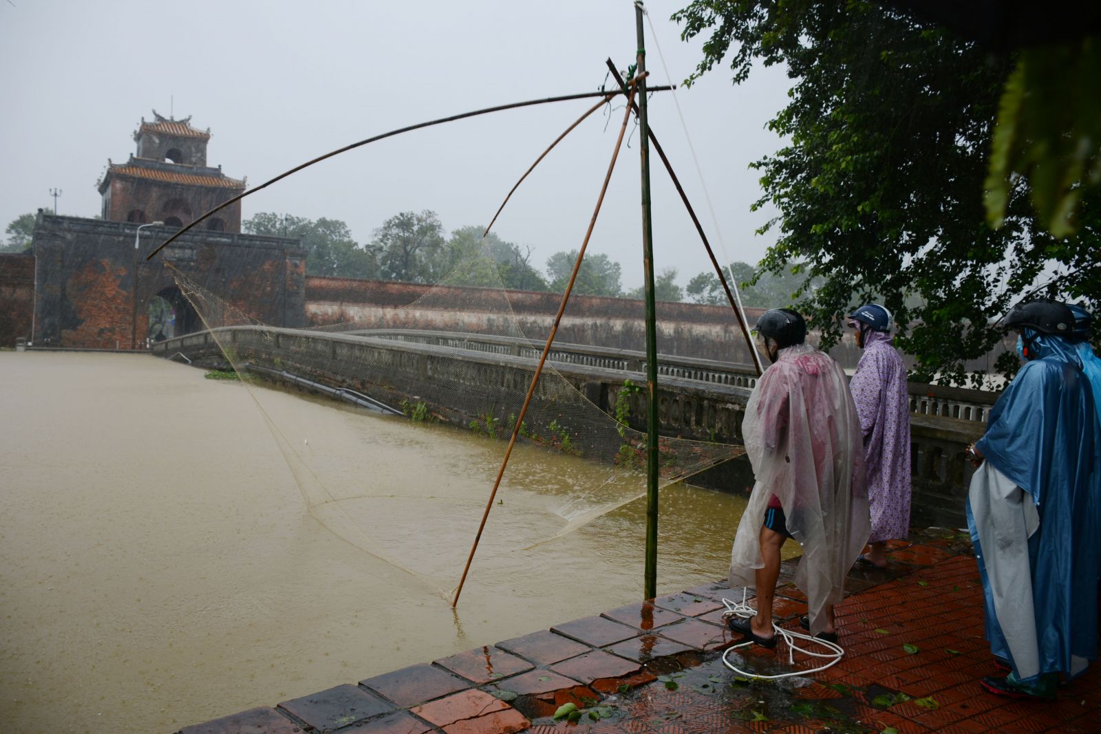 Cũng có người tranh thủ cất vó kiếm cá tôm nhân ngày mưa lũ.