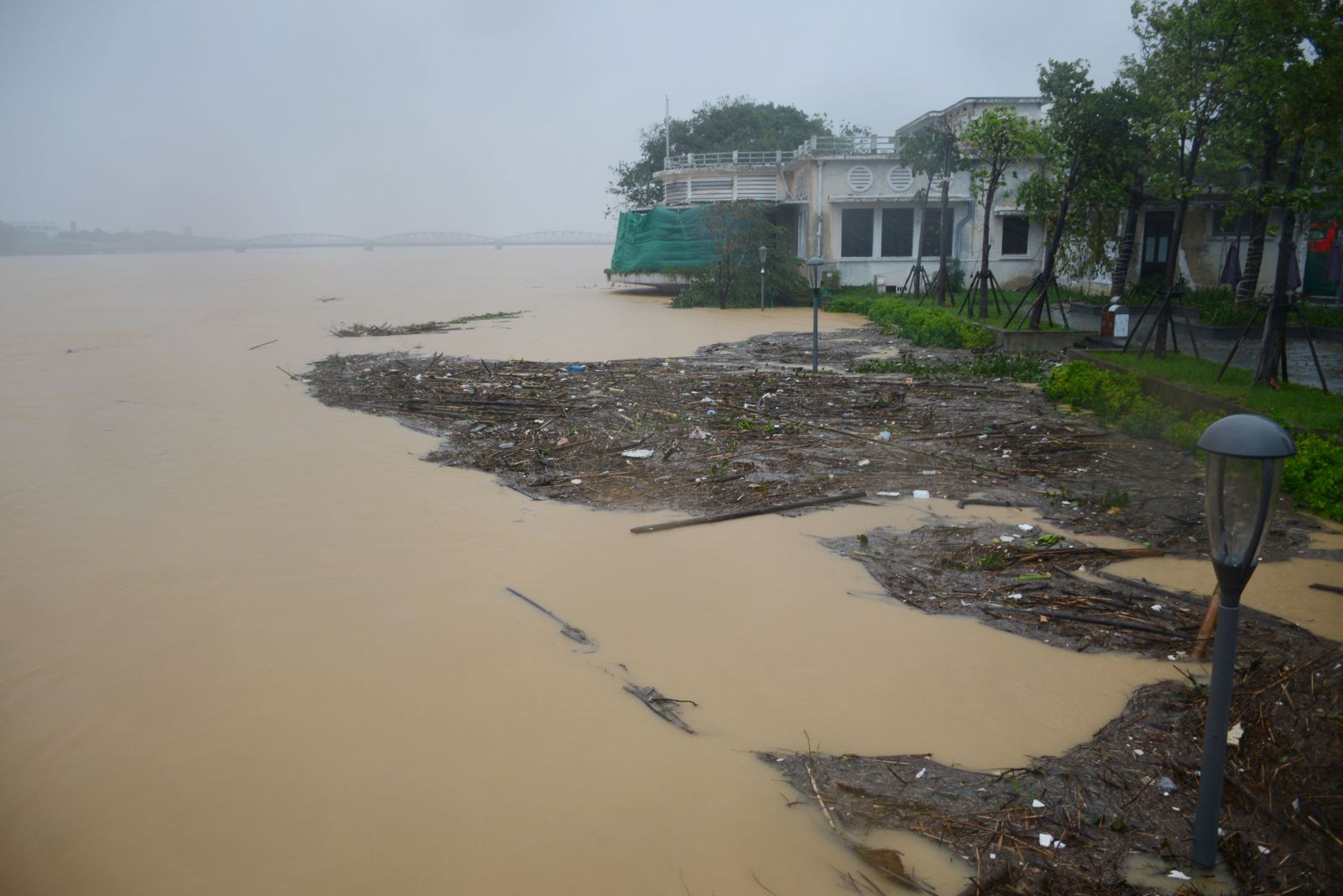 Cây cầu gỗ lim nổi tiếng giờ đây chìm sâu trong nước lũ.