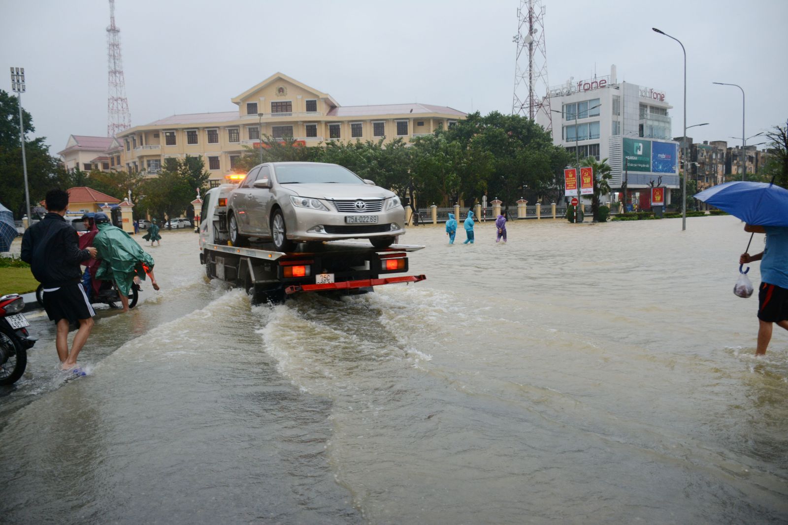 Nhiều chủ ô tô ở vùng sâu không di tản kịp, chấp nhận tốn tiền triệu để được cứu hộ.
