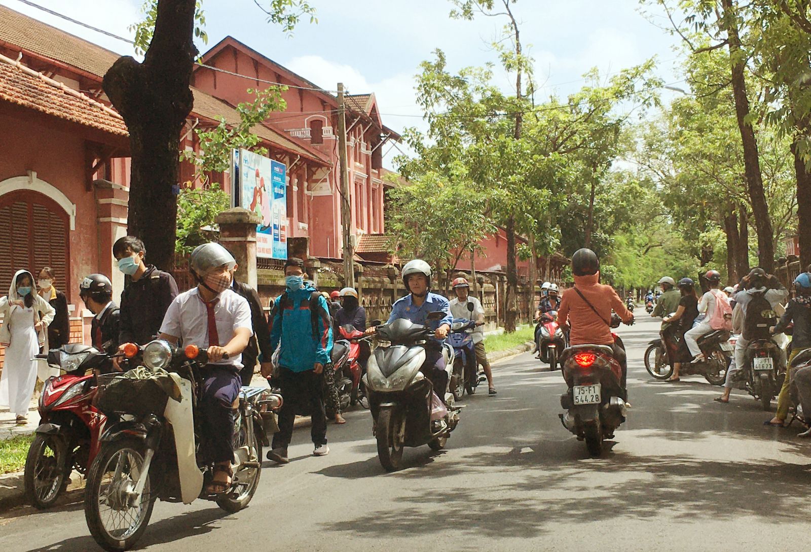 cần phải có những biện pháp để tuyên truyền cho học sinh chấp hành tốt luật ATGT