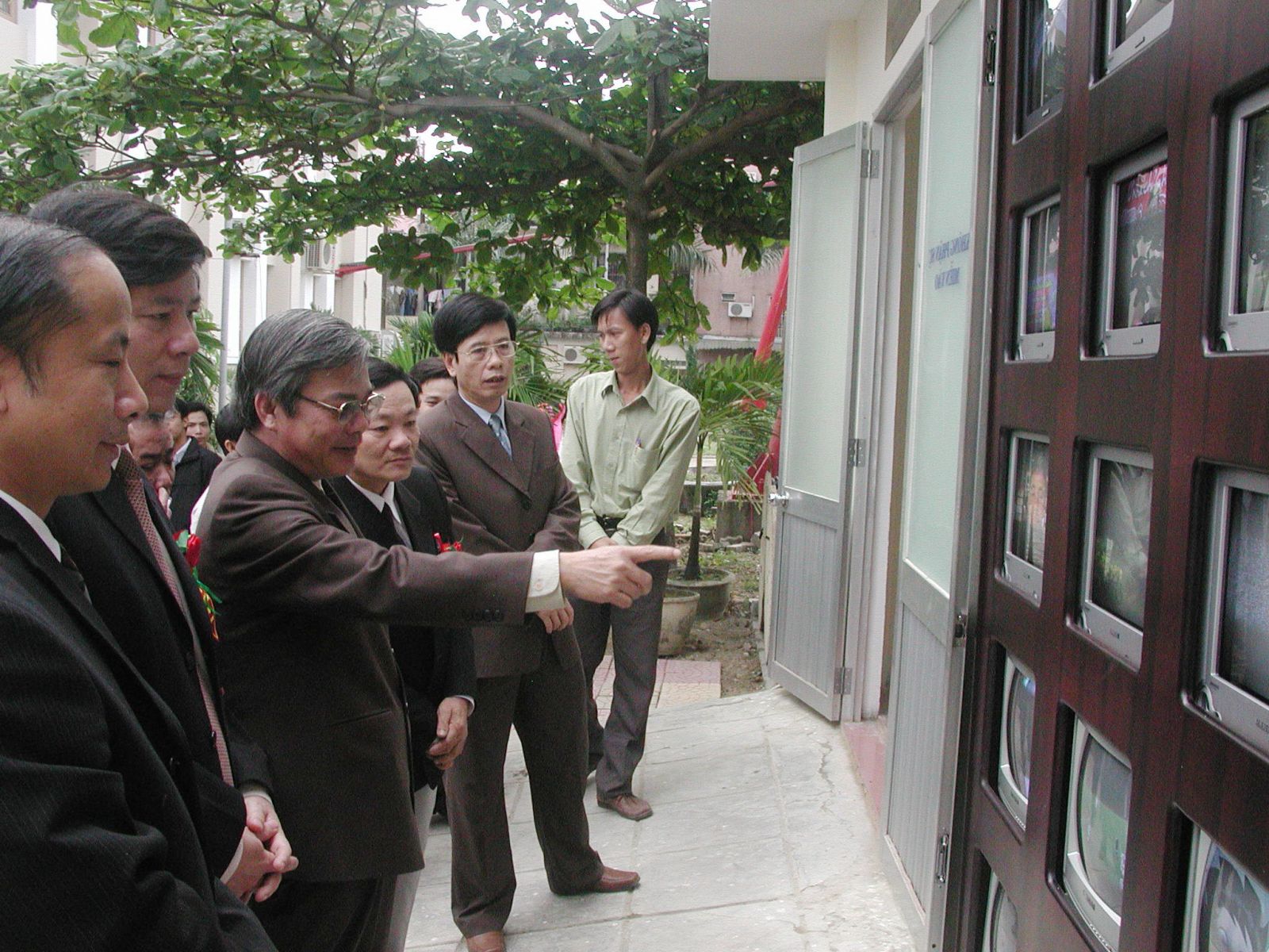 Quan khách tham quan, nghe giới thiệu về TH cáp