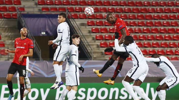 Guirassy bật cao đánh đầu gỡ hòa cho Rennes