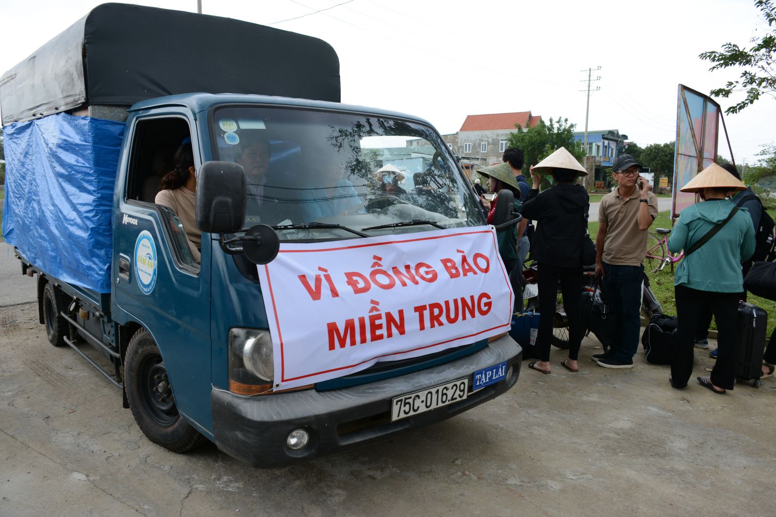 Rất nhiều đoàn cứu trợ đã về với nhân dân vùng lũ