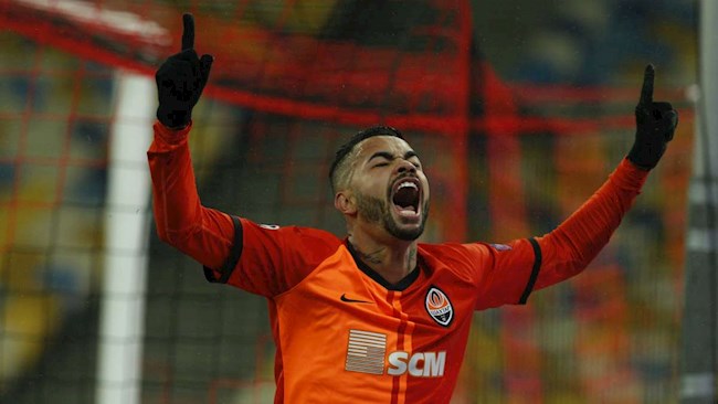 Dentinho chớp thời cơ rất nhanh, mở tỉ số trận đấu