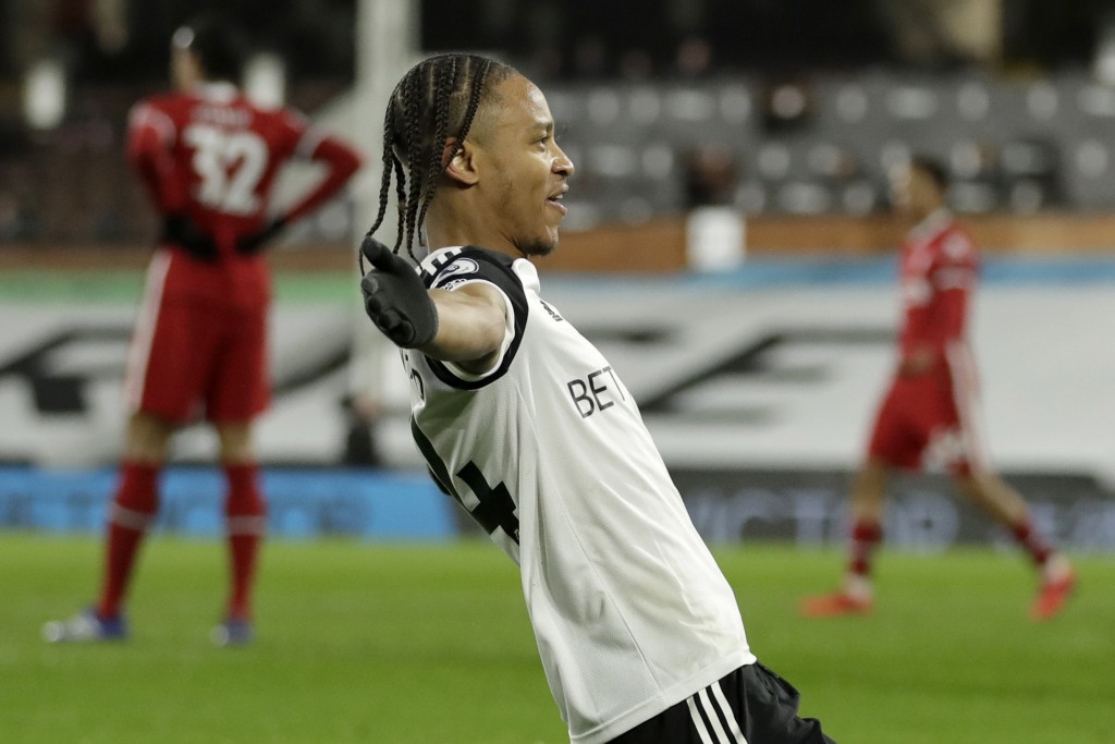 Bobby Reid đưa Fulham dẫn trước