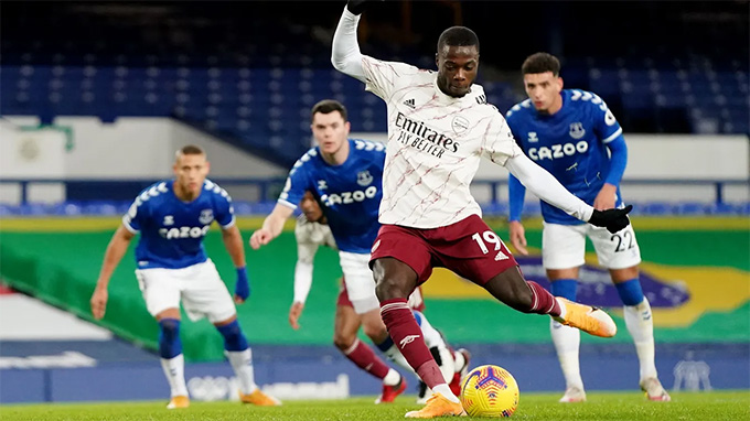 Pepe gỡ hòa cho Arsenal trên chấm phạt đền