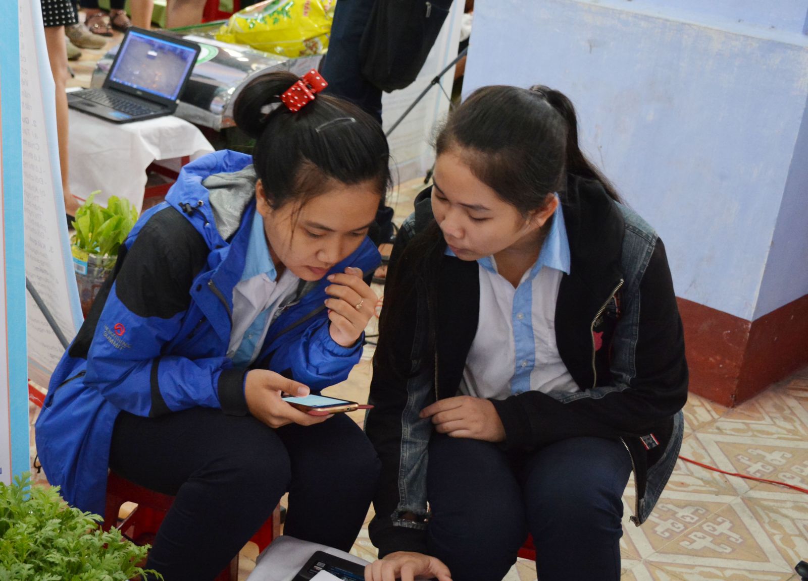 Biết dùng đúng cách, điện thoại thông minh giúp ích rất nhiều cho học sinh trong học tập