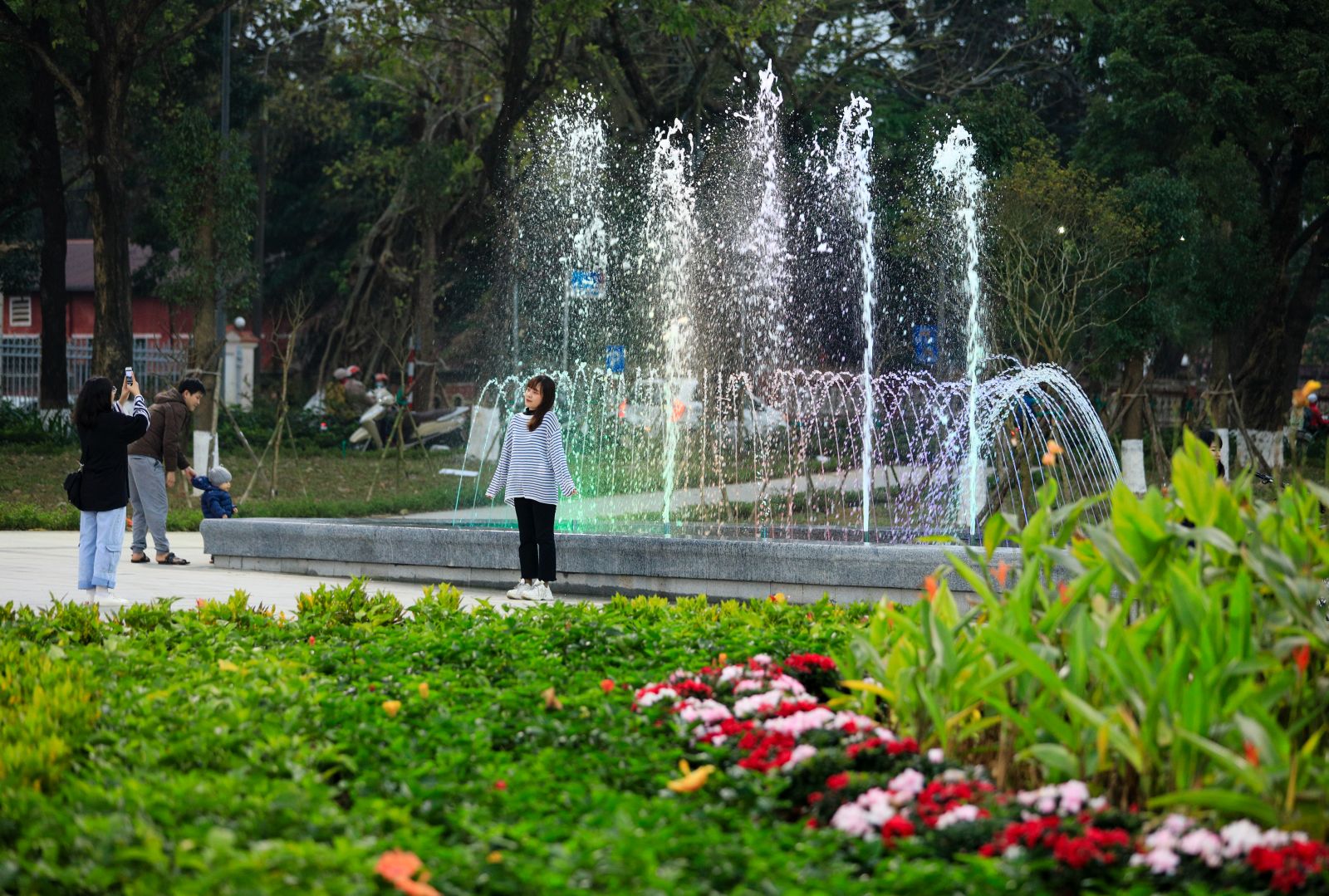 Eagerly waiting for the water ejecting time of the fountain to take commemorative photos