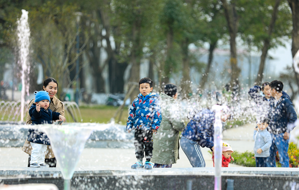 Eagerly waiting for the water ejecting time of the fountain to take commemorative photos