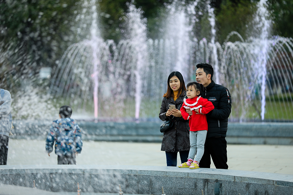 Eagerly waiting for the water ejecting time of the fountain to take commemorative photos