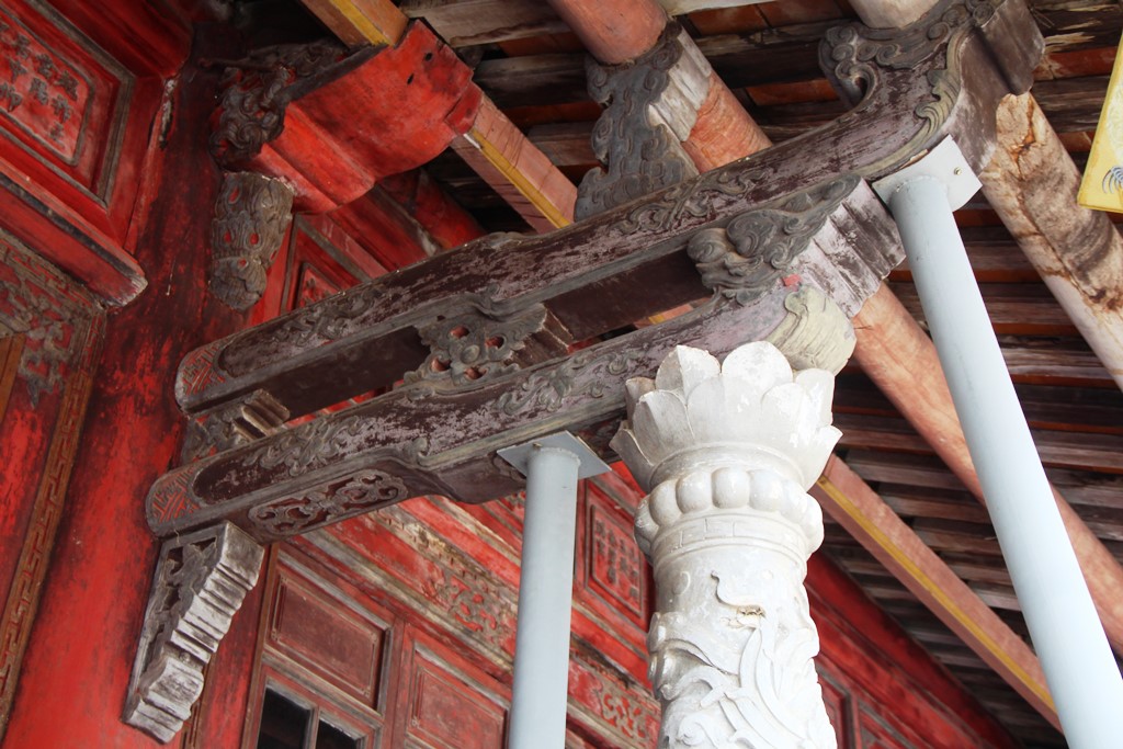 Due to bad degradation and damage, the related units used the iron frame to support