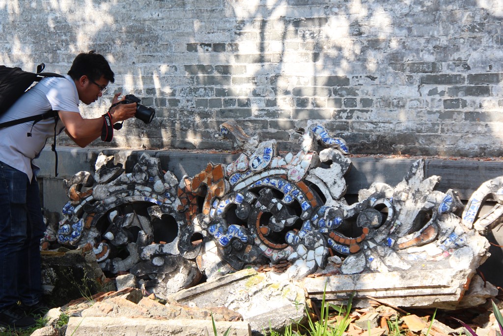 The collapsed patterns and motifs on the roof of Thai Hoa Palace are gathered in one place