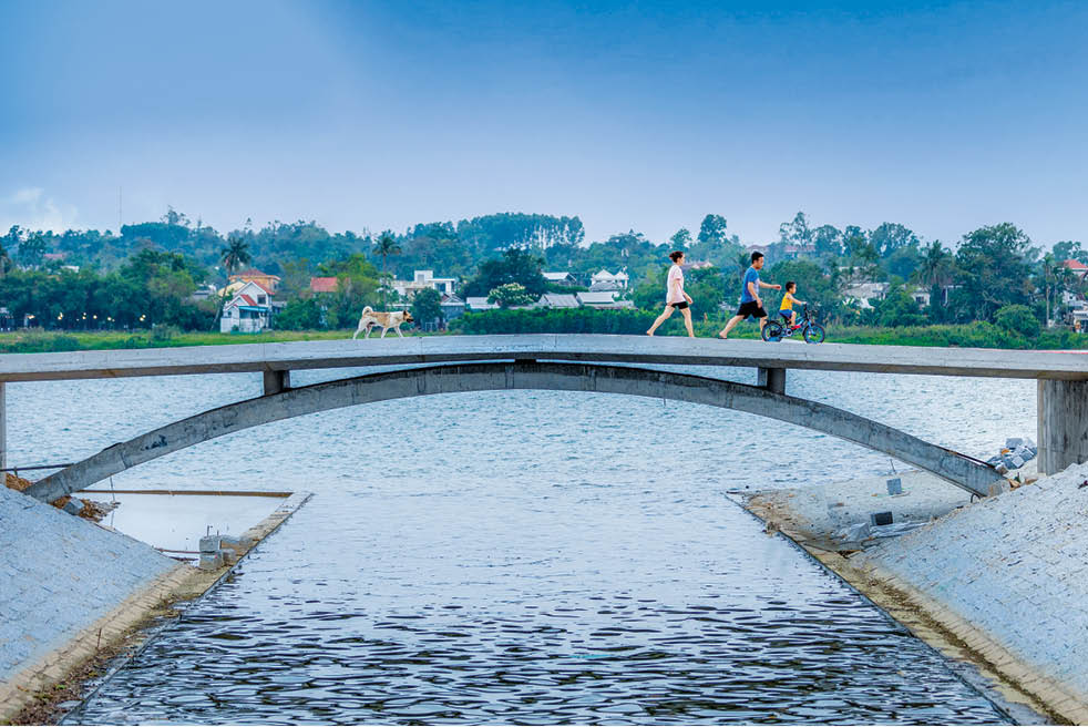 Running, cycling and breathing fresh air at dawn