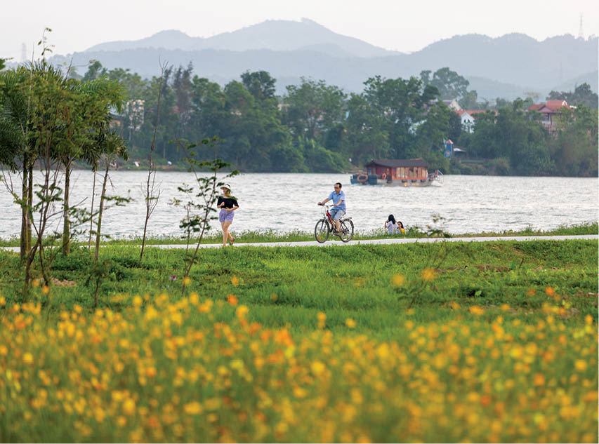 Running, cycling and breathing fresh air at dawn