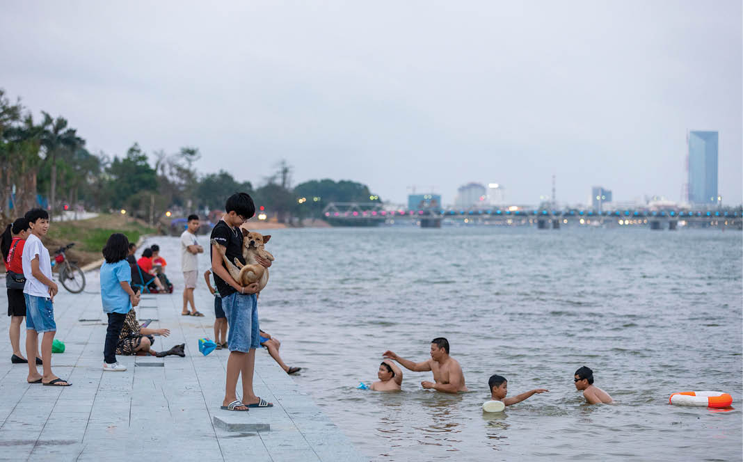What a cool Huong River!