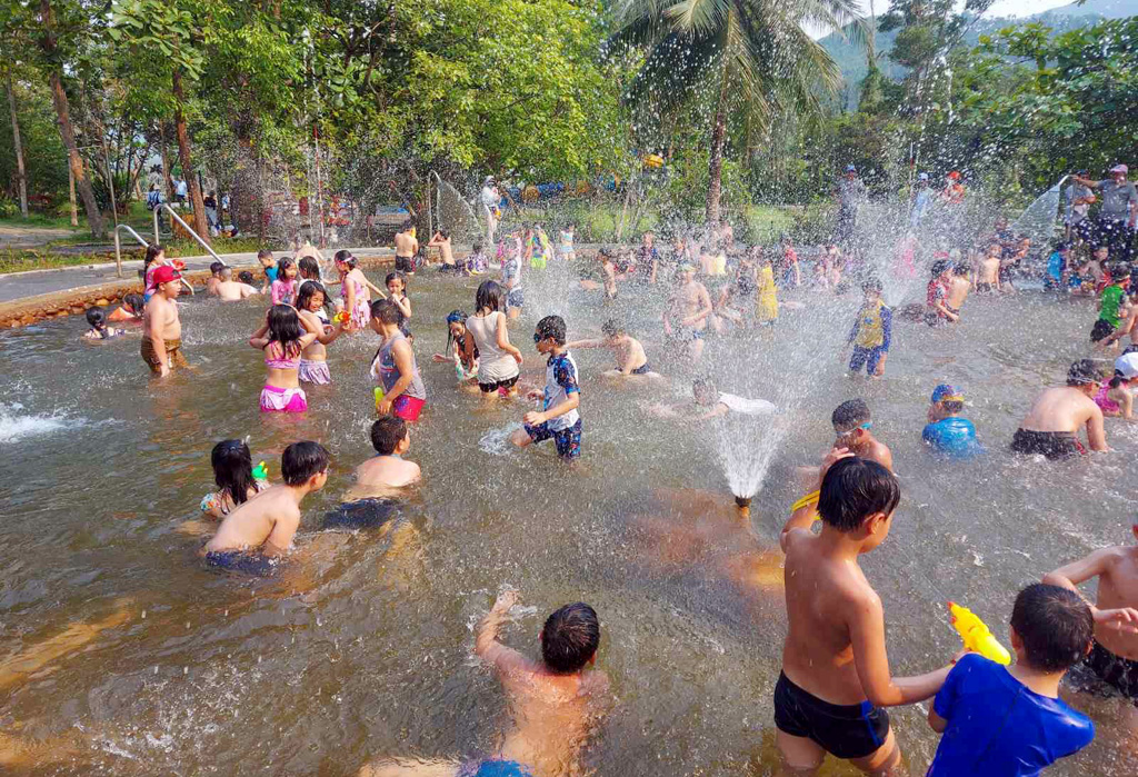 Man-made tourist spots like Alba Thanh Tan (Phong Dien) welcomes thousands of arrivals every day