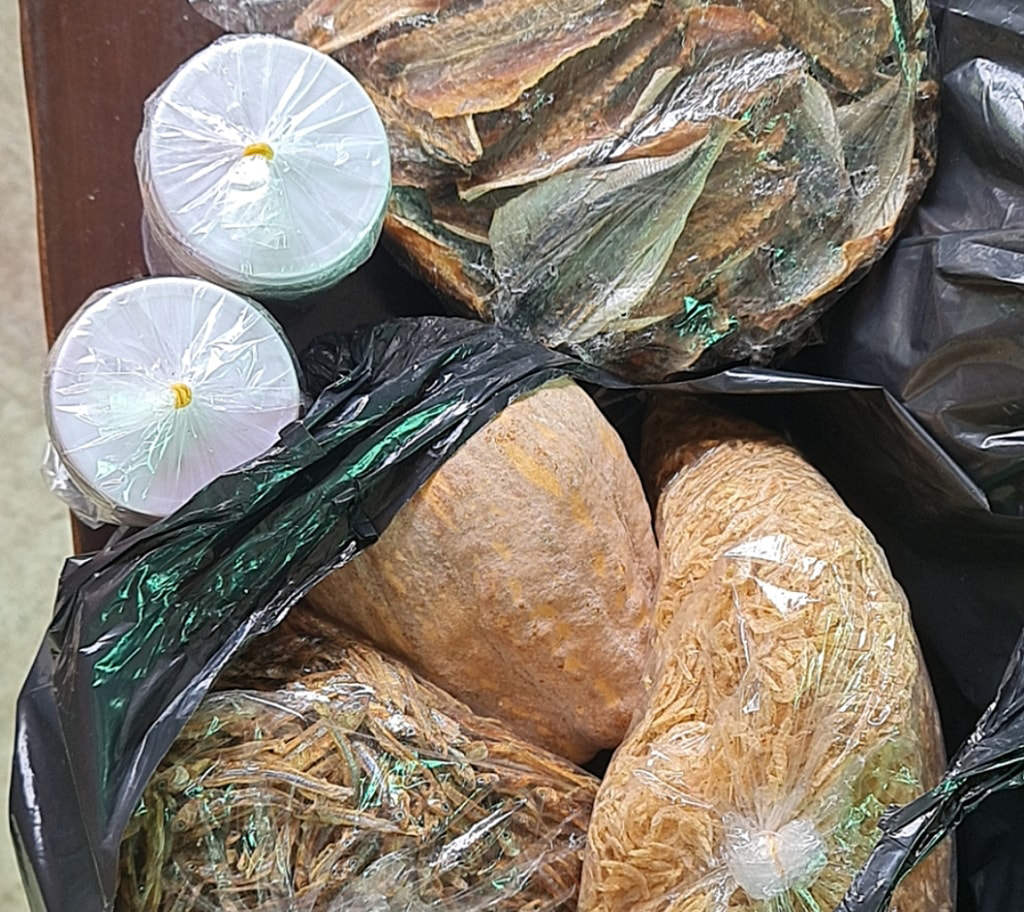 HCMC people received essential food from the Green Lotus Foundation - Thua Thien Hue Newspaper