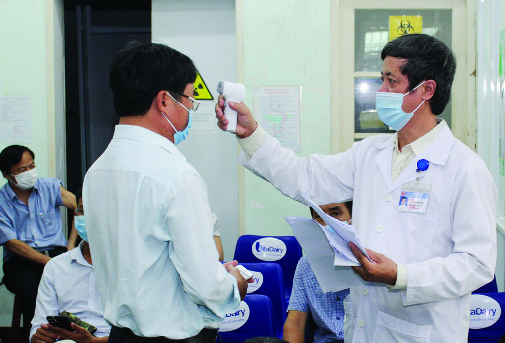 Checking body temperature after 30 minutes of injection