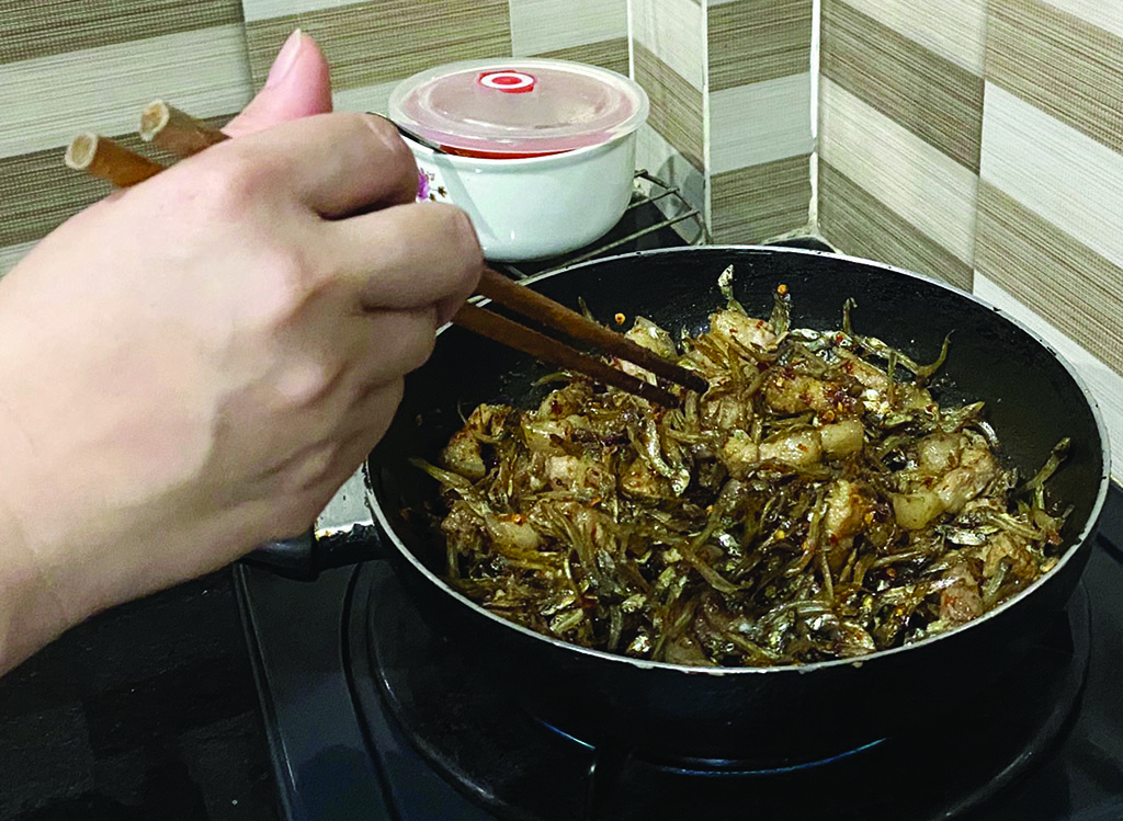 Dried fish poached with pork belly is an attractive dish on rainy days