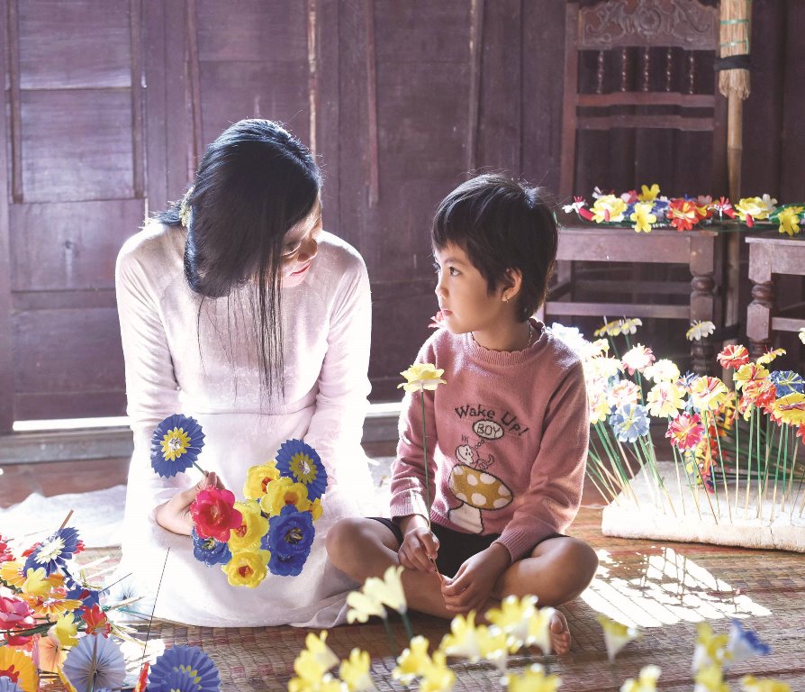 Tourists experiencing making paper flowers