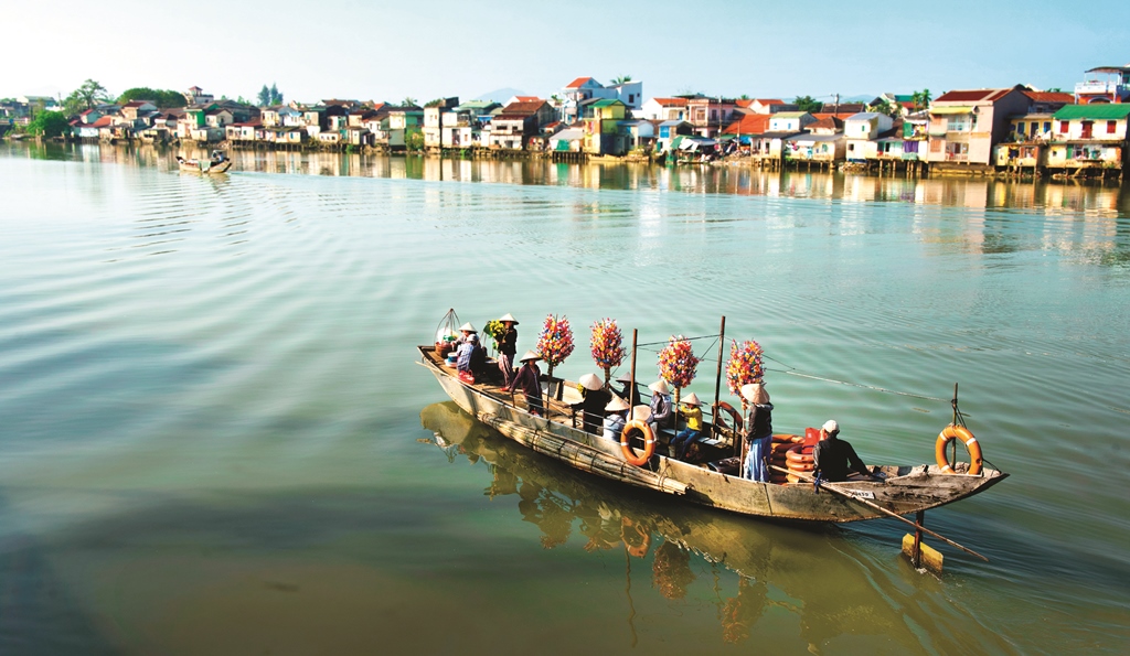 The “paper flower trees” following people to cross the river