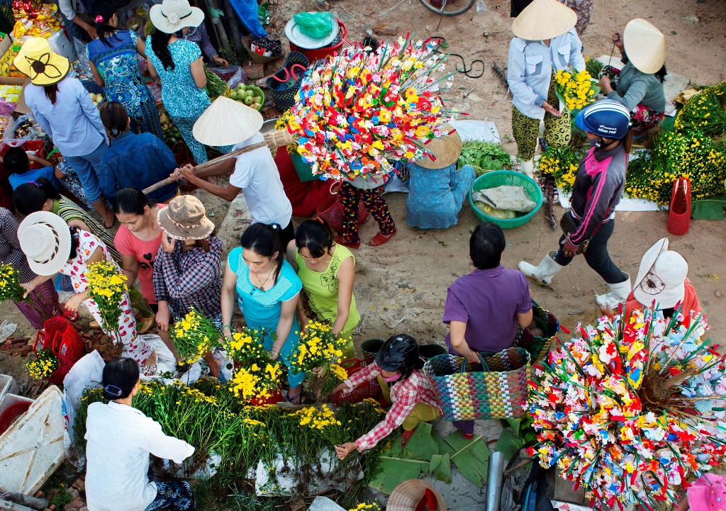The “paper flower trees” following people to cross the river