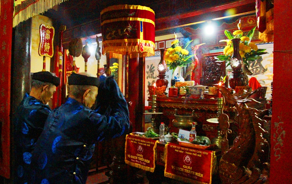 Next, the village elders perform the ritual of worshiping, praying for good weather and nation’s peace