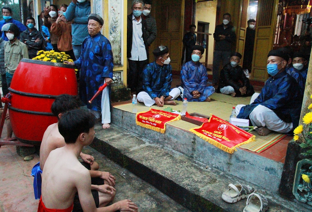 Before the competition, the wrestlers facing the communal house and prostrating 3 times following the drums. It’s the difference of Sinh village wrestling festival