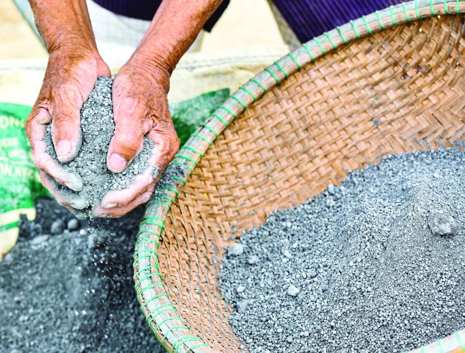 Mixing nitrogen and potassium fertilizers to fertilize