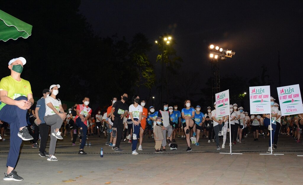 … and Secretary of Hue City Party Committee Phan Thien Dinh (outermost from left) participating in the 5km route