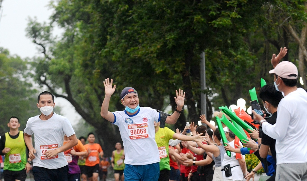 During the racing track, the athletes always receive enthusiastic cheers from the onlookers
