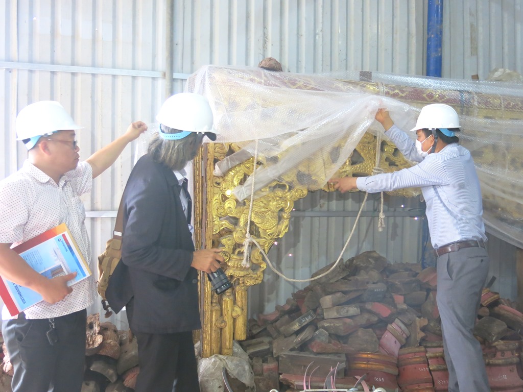Buu Tan being carefully wrapped and preserved