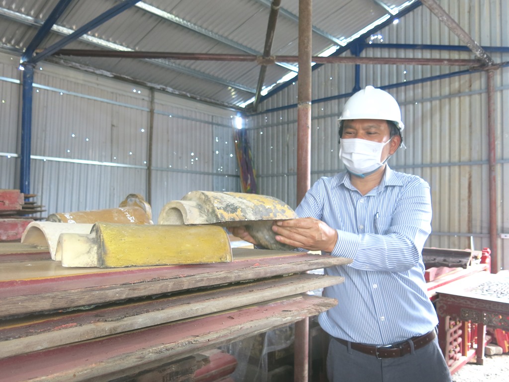 The roof will be restored using royal lapis lazuli tile
