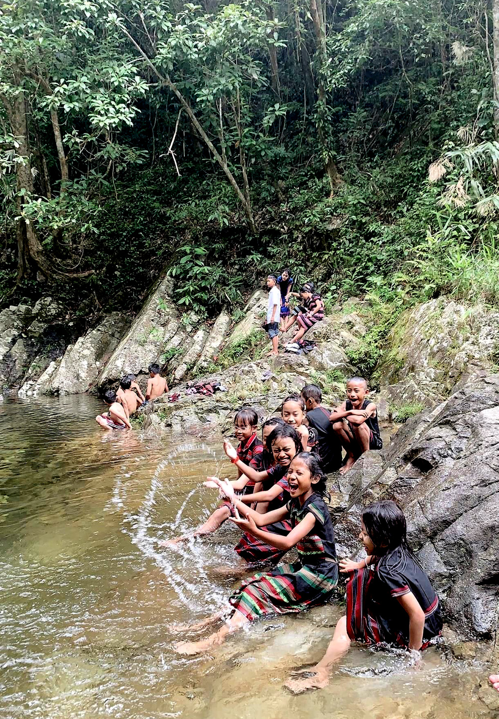 Coming to A Luoi during the holidays, visitors can experience many unique cultural activities of the mountainous region.