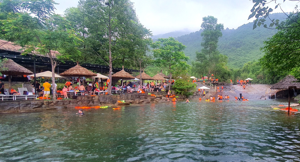 Meanwhile, Bach Ma Village is the choice of tourists when coming to Phu Loc, the southern land of the province