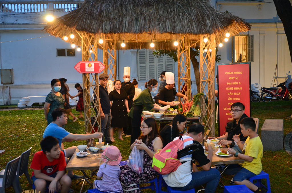 Culinary festival at Tu Tuong Park attracting many diners to eat and drink
